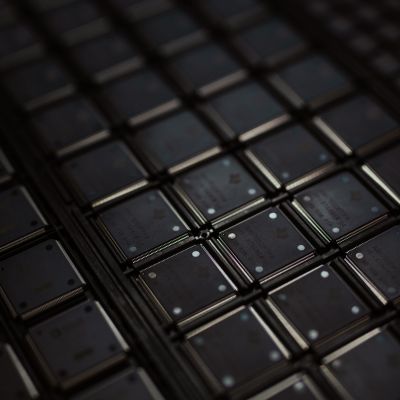 Kretskortstillverkning och elektronikmontering med precision logo